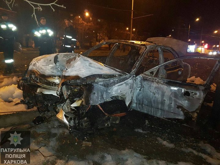 В Харькове автомобиль врезался в столб и сгорел В Харькове автомобиль врезался в столб и сгорел