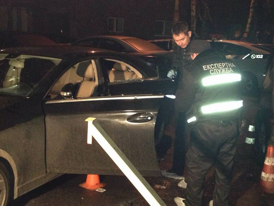 В Киеве расстреляли автомобиль бизнесмена с двумя детьми в салоне В Киеве расстреляли автомобиль бизнесмена с двумя детьми в салоне