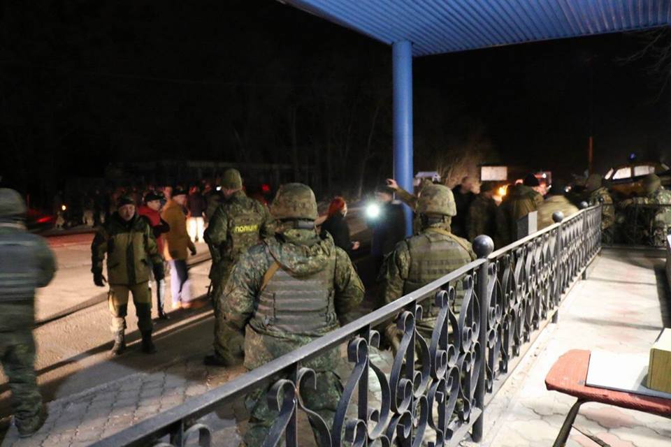Конфликт участников блокады и полиции под Славянском: есть пострадавшие Конфликт участников блокады и полиции под Славянском: есть пострадавшие