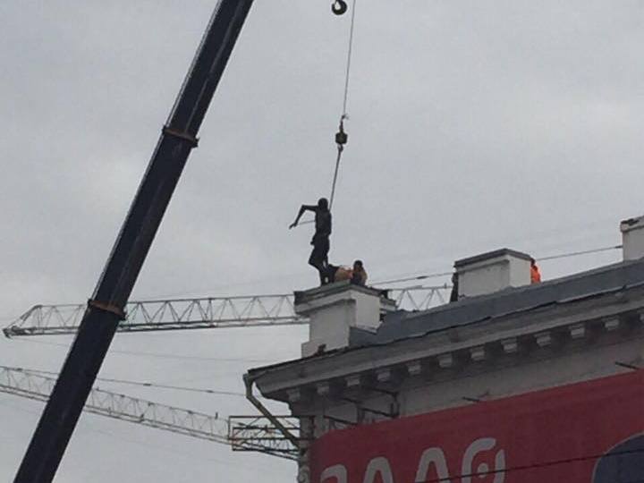 Нового «Скрипача» установили на старой крыше Нового «Скрипача» установили на старой крыше