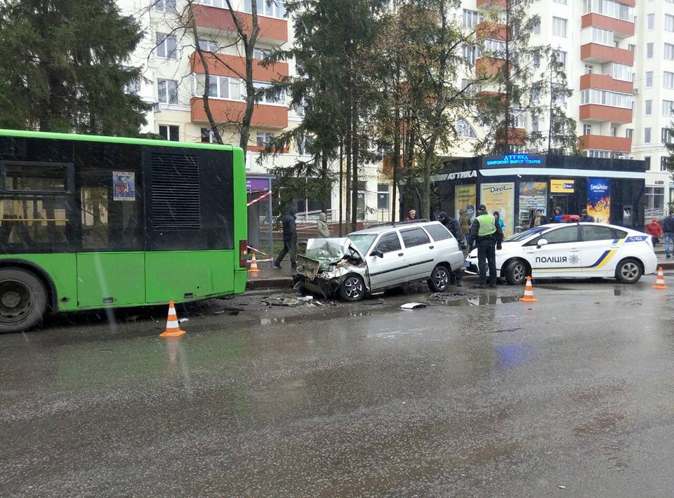 ДТП на остановке в Харькове: погибла женщина