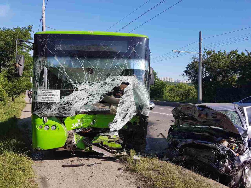 В Харькове автомобиль врезался в троллейбус: один человек погиб, пятеро пострадали В Харькове автомобиль врезался в троллейбус: один человек погиб, пятеро пострадали