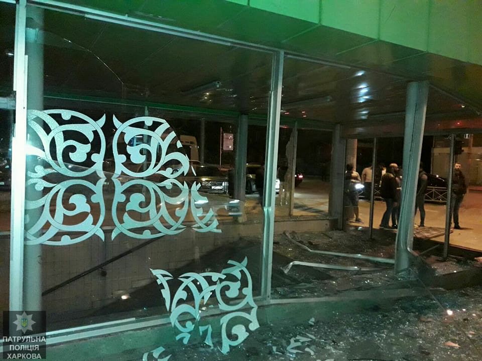 ДТП в центре Харькова: разбит выход из метро ДТП в центре Харькова: разбит выход из метро