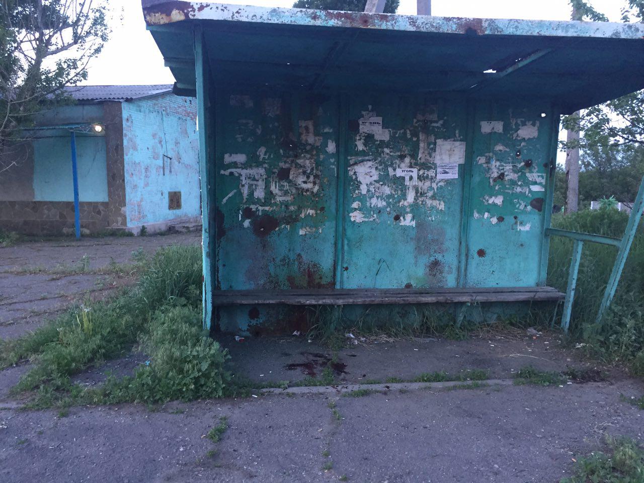В Авдеевке снаряд разорвался возле автобусной остановки: трое раненых В Авдеевке снаряд разорвался возле автобусной остановки: трое раненых