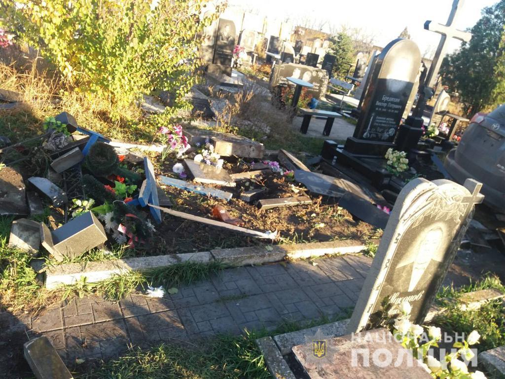 Водитель Toyota сбил 10 памятников на кладбище в Харькове Водитель Toyota сбил 10 памятников на кладбище в Харькове