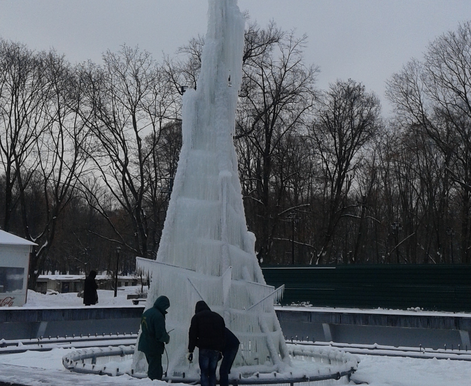 В саду Шевченко установили «ледяной фонтан»
