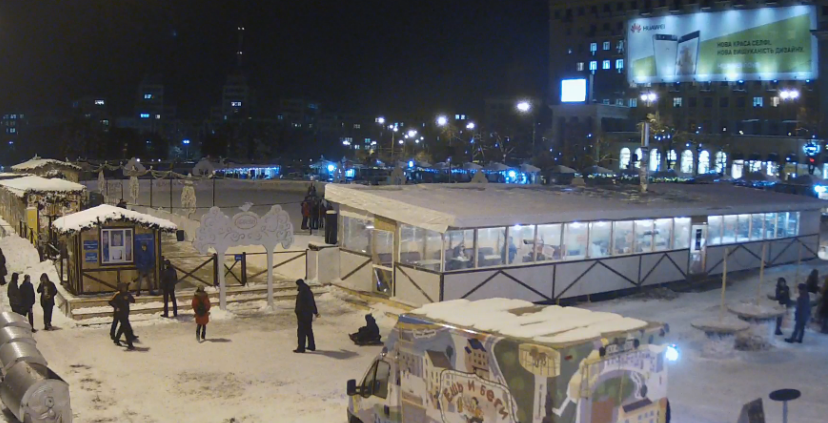 Прокат коньков на площади Свободы временно не работает