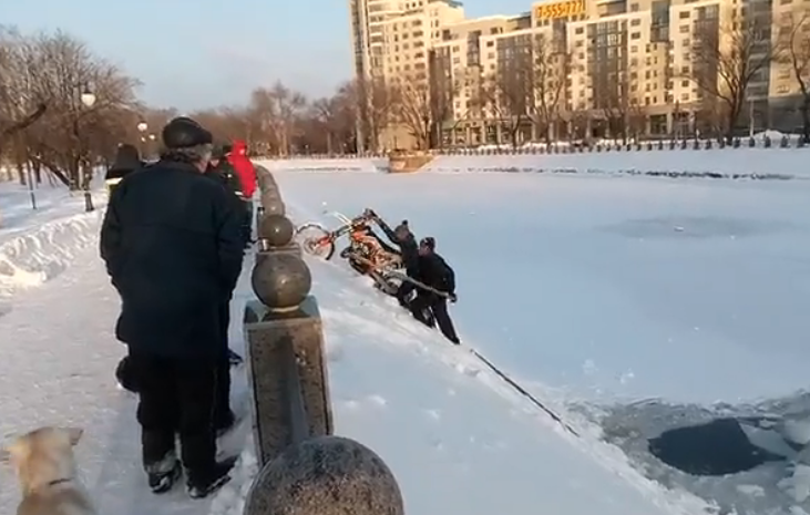 В Харькове мотоциклист провалился под лёд В Харькове мотоциклист провалился под лёд