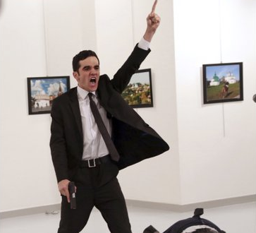 Премию World Press Photo получил автор фото убийцы российского посла в Турции Премию World Press Photo получил автор фото убийцы российского посла в Турции