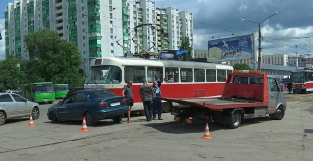 «Нервный водитель»: в Харькове трамвай попал в ДТП «Нервный водитель»: в Харькове трамвай попал в ДТП