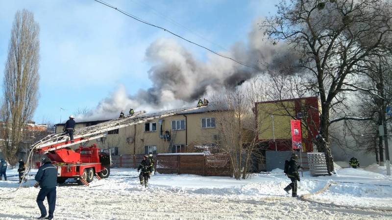Пожар на ХТЗ: спасатели эвакуировали около 70 человек Пожар на ХТЗ: спасатели эвакуировали около 70 человек