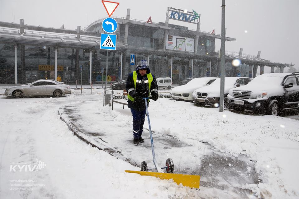 В Киеве из-за снегопада отменяют рейсы В Киеве из-за снегопада отменяют рейсы