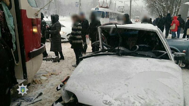 В Харькове — ДТП с двумя трамваями и двумя автомобилями В Харькове — ДТП с двумя трамваями и двумя автомобилями