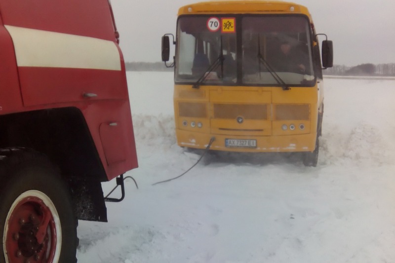 В Харьковской области в снегу застряли два школьных автобуса В Харьковской области в снегу застряли два школьных автобуса
