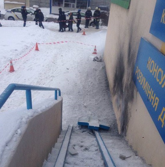 При взрыве неизвестного предмета в Харькове пострадали двое людей При взрыве неизвестного предмета в Харькове пострадали двое людей