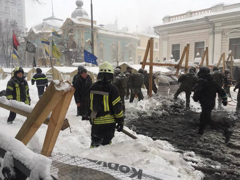 Беспорядки в Киеве: палаточный городок под Верховной Радой снесли Беспорядки в Киеве: палаточный городок под Верховной Радой снесли