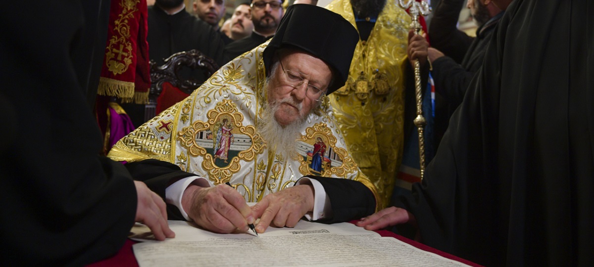Вселенский патриарх подписал Томос об автокефалии для украинской церкви
