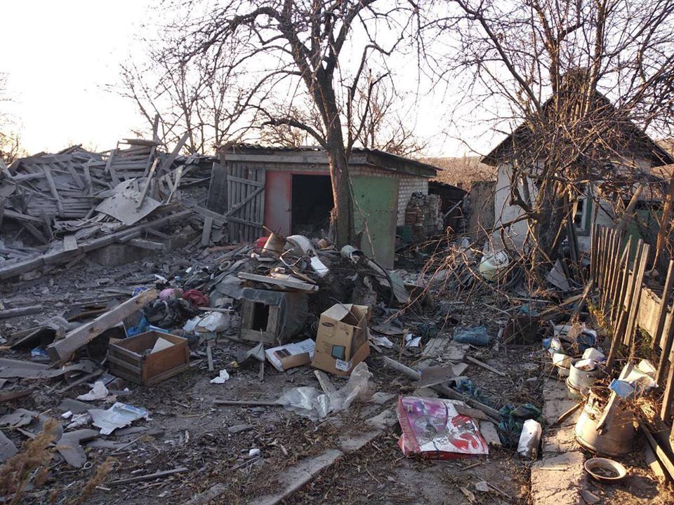 В результате обстрела боевиков на Донбассе разрушены два дома — штаб ООС В результате обстрела боевиков на Донбассе разрушены два дома — штаб ООС