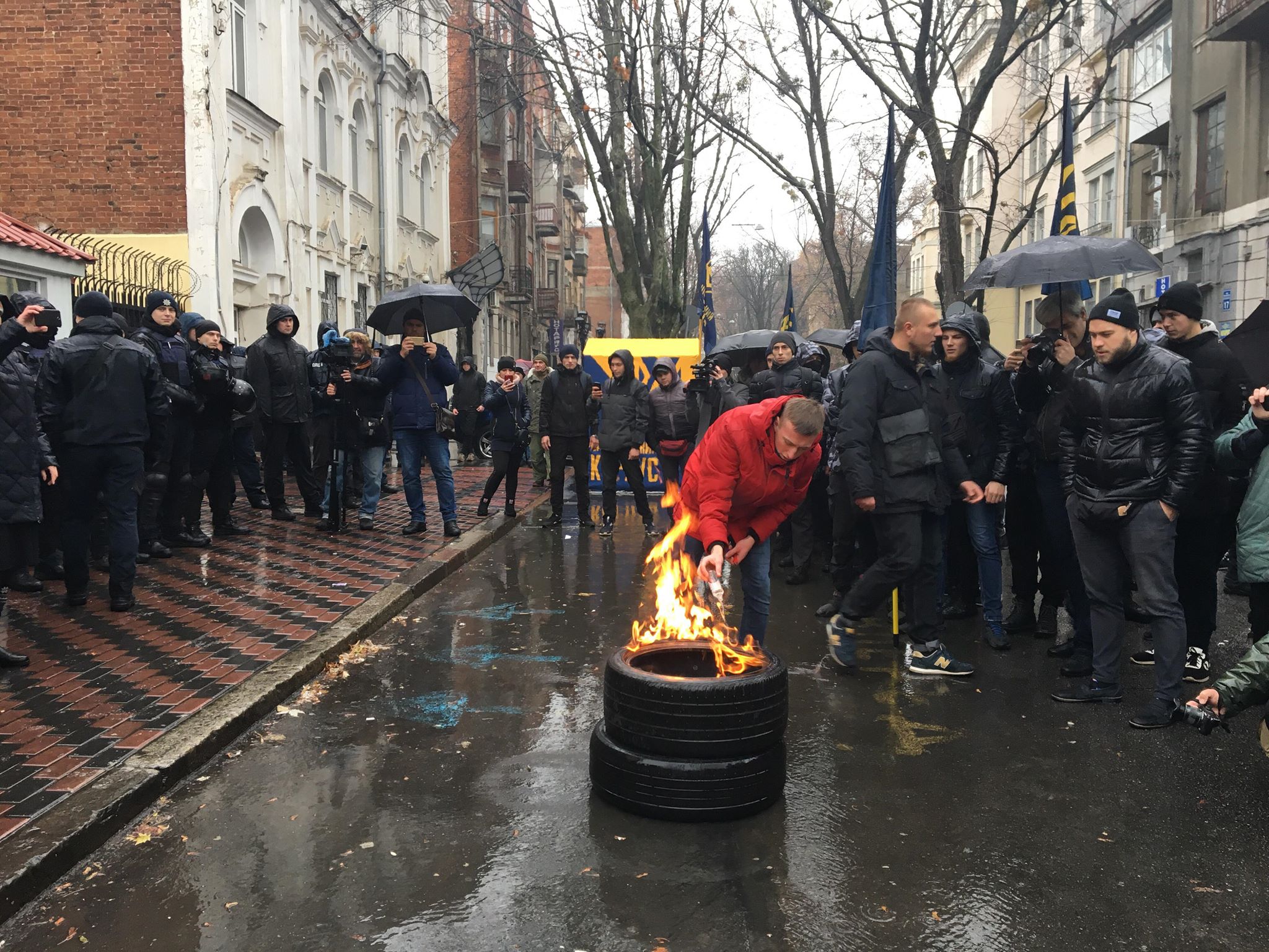 В Харькове пикетируют Генконсульство РФ В Харькове пикетируют Генконсульство РФ
