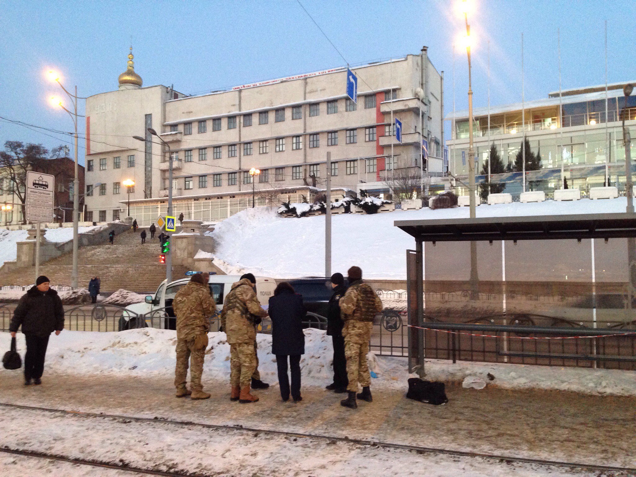В Харькове ограничивали движение из-за подозрительной сумки В Харькове ограничивали движение из-за подозрительной сумки