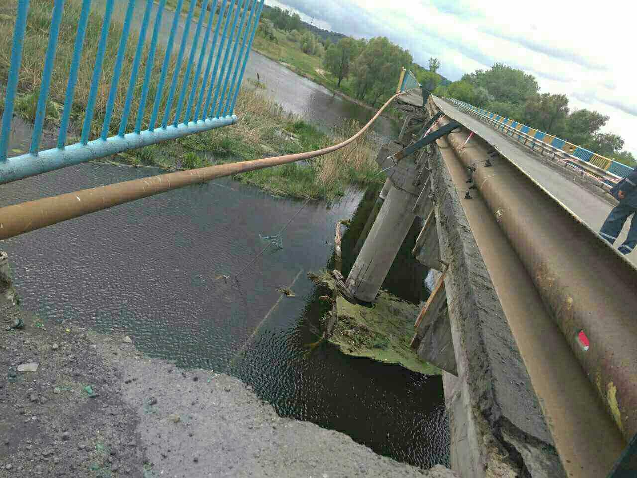 Обрушенный мост под Балаклеей обещают отремонтировать за две недели Обрушенный мост под Балаклеей обещают отремонтировать за две недели