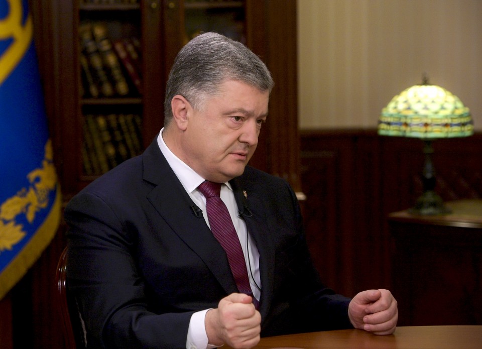 Порошенко подписал закон о введении военного положения Порошенко подписал закон о введении военного положения