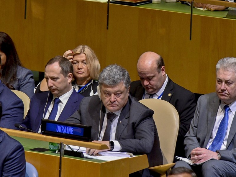 «Голубые каски», репрессии в Крыму и Голодомор: Пётр Порошенко выступил на Генассамблее ООН «Голубые каски», репрессии в Крыму и Голодомор: Пётр Порошенко выступил на Генассамблее ООН