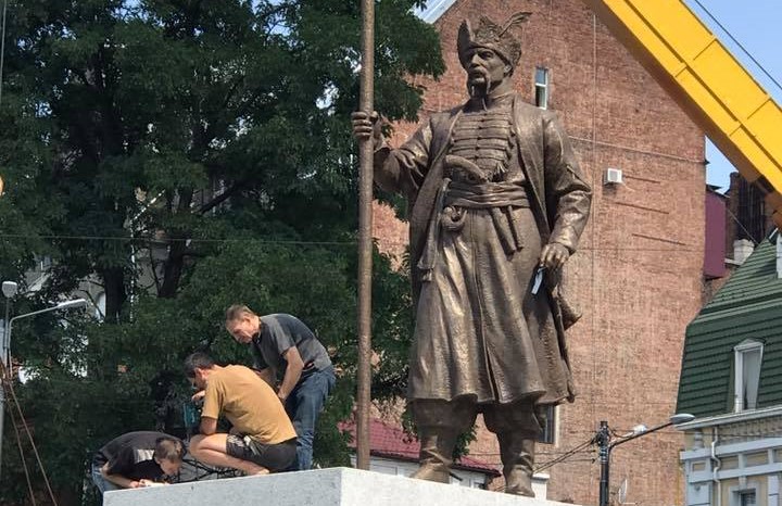 В Харькове установили памятник Сирко