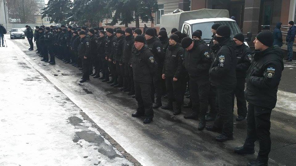 В Киеве полицейские устроили «молчаливый» протест у суда В Киеве полицейские устроили «молчаливый» протест у суда