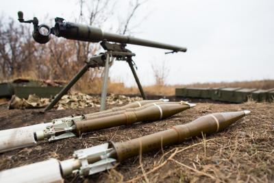 На Донбассе погиб украинский военный, трое ранены На Донбассе погиб украинский военный, трое ранены