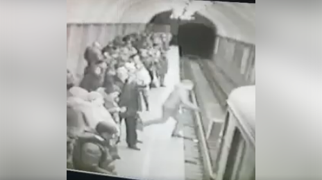 Умер мужчина, прыгнувший под поезд в харьковском метро