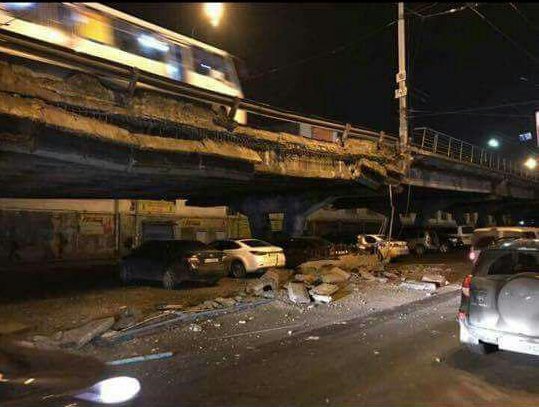 В Киеве частично обрушился Шулявский мост