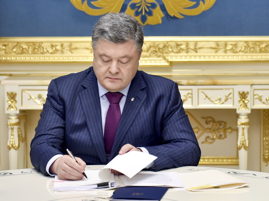 Порошенко подписал закон об отмене «закона Савченко» Порошенко подписал закон об отмене «закона Савченко»