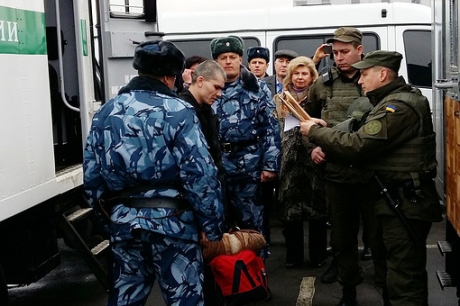 В пункте пропуска «Гоптовка» Россия передала 12 осуждённых из Крыма В пункте пропуска «Гоптовка» Россия передала 12 осуждённых из Крыма