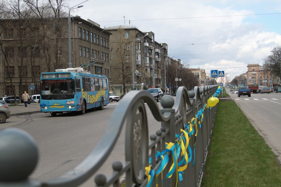 «Жовто-блакитний» центр: харьковчане украшают улицы лентами и шарами