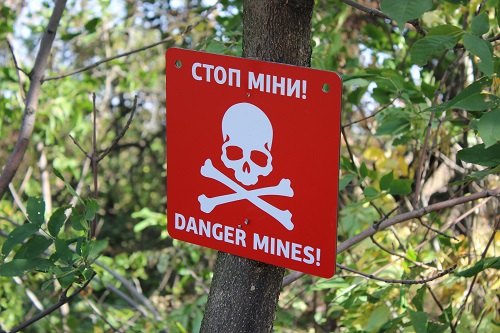 «Осторожно, мины». Двое людей подорвались на Донбассе «Осторожно, мины». Двое людей подорвались на Донбассе
