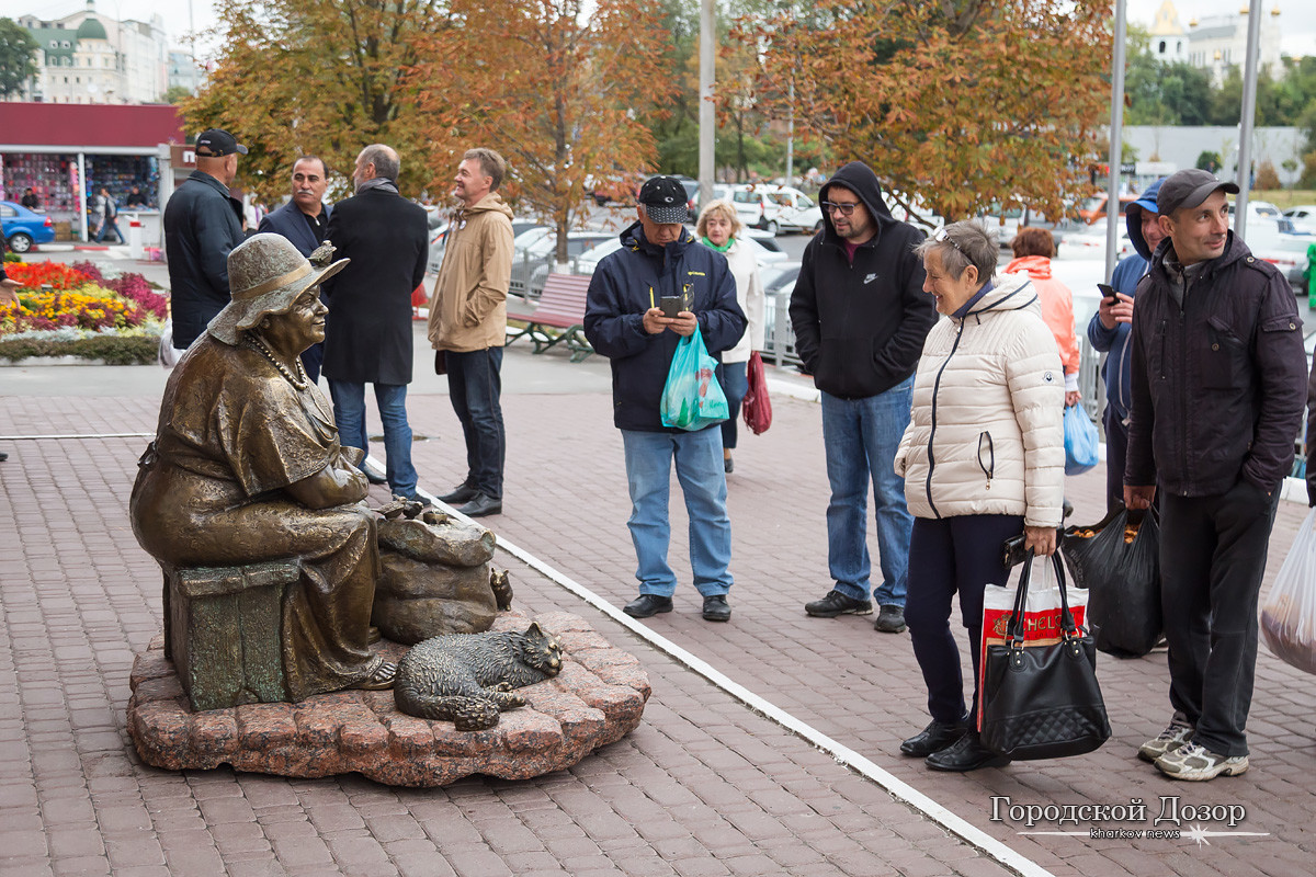 В Харькове установили скульптуру торговки семечками