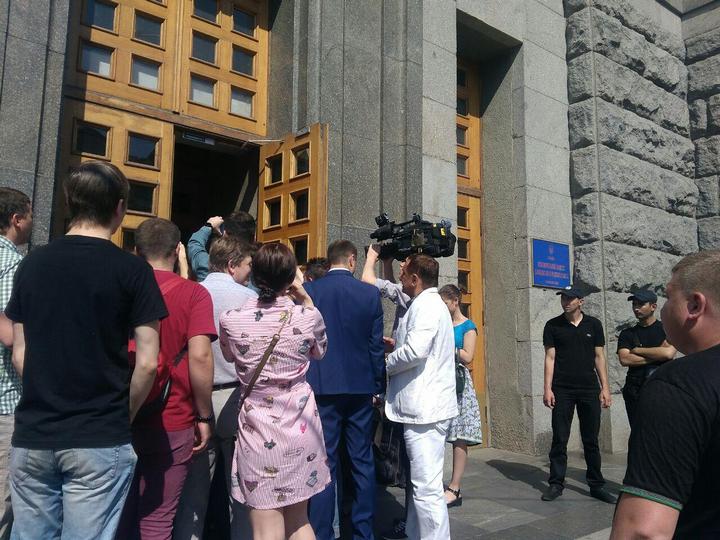 Перед сессией Харьковского горсовета у здания мэрии произошла потасовка Перед сессией Харьковского горсовета у здания мэрии произошла потасовка