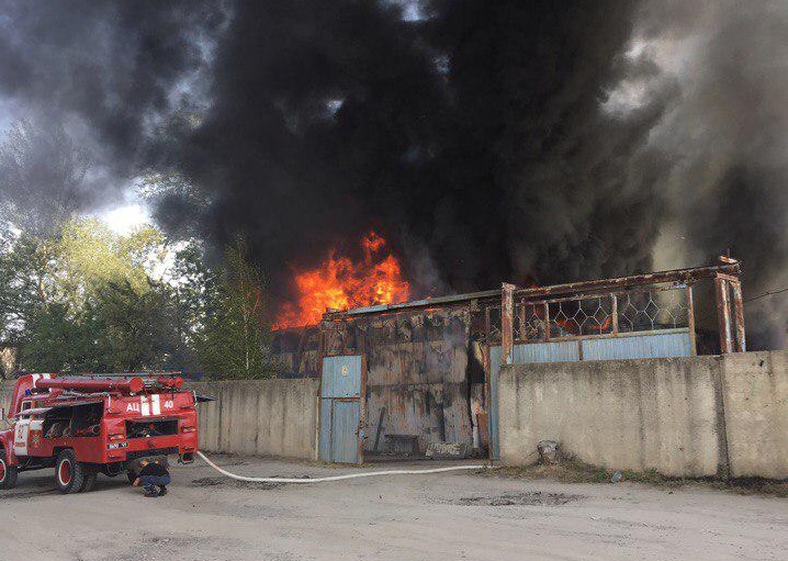 Крупный пожар под Харьковом: пострадали двое людей Крупный пожар под Харьковом: пострадали двое людей