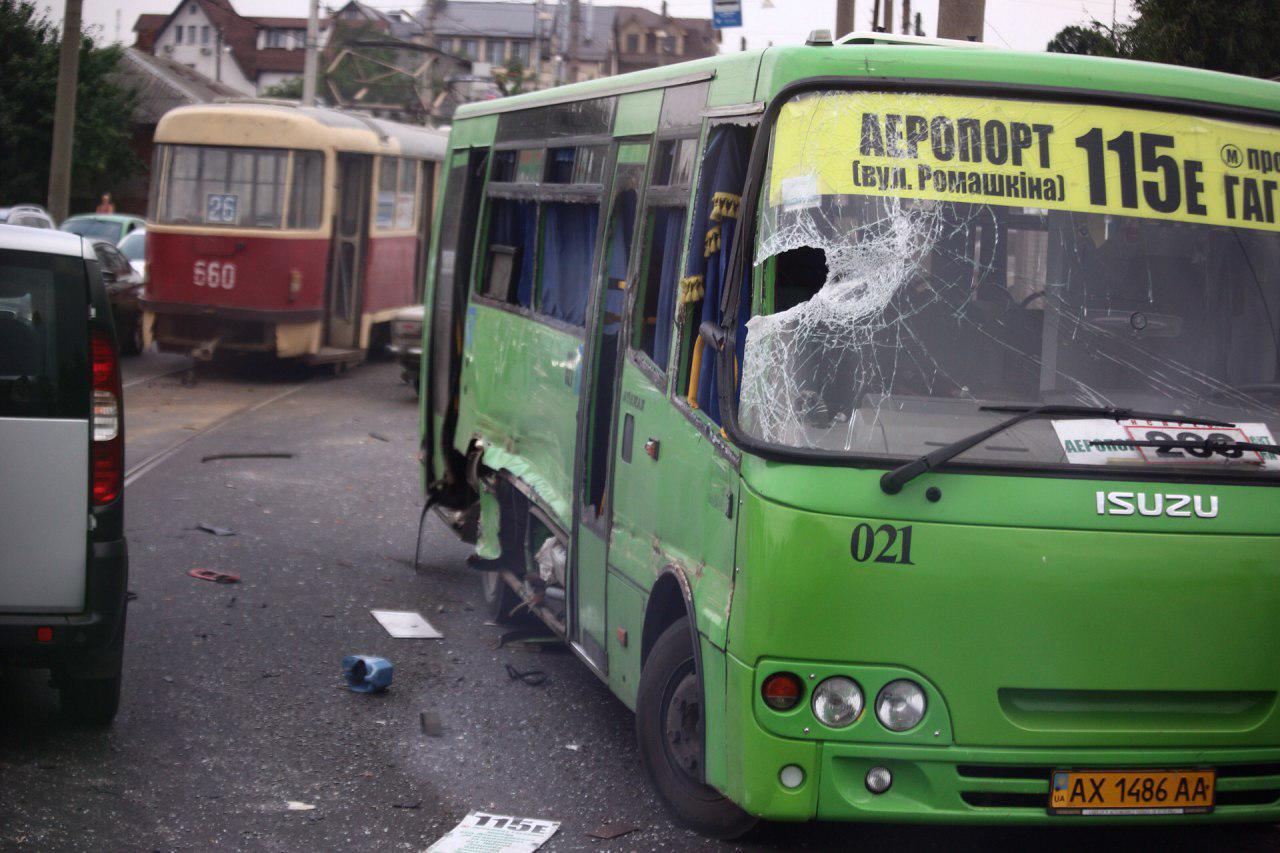 В Харькове автобус выехал на рельсы и врезался в трамвай