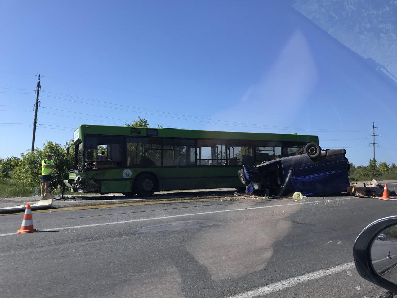 Пассажирский автобус попал в ДТП на окружной дороге
