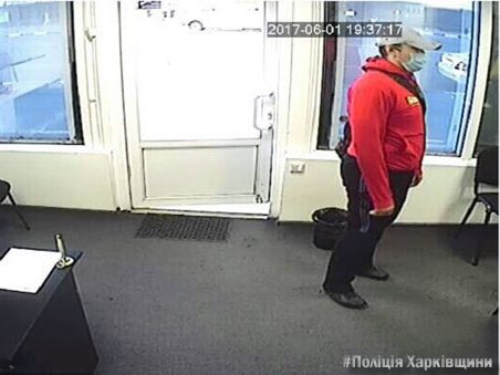 Ограбление кредитной фирмы в Харькове: полиция опубликовала фото подозреваемого Ограбление кредитной фирмы в Харькове: полиция опубликовала фото подозреваемого