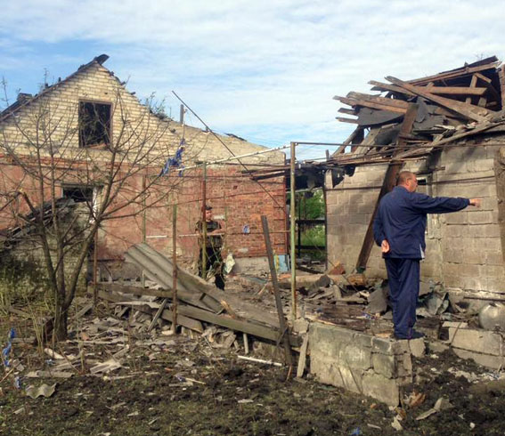 Разрушения в Марьинке: под обстрел попали жилые дома Разрушения в Марьинке: под обстрел попали жилые дома