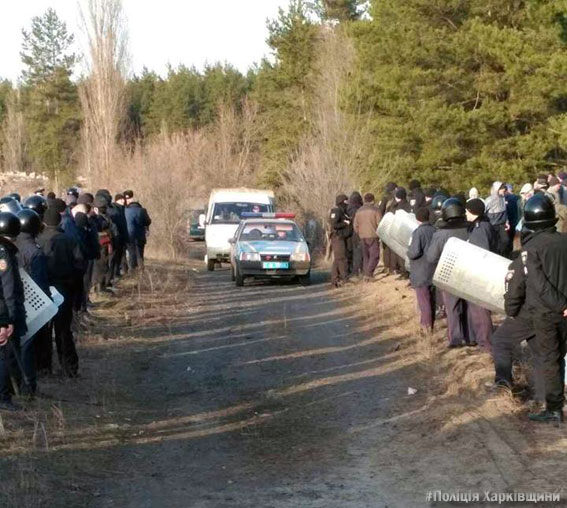 Полиция не дала сторонникам блокады перекрыть движение в Купянске Полиция не дала сторонникам блокады перекрыть движение в Купянске