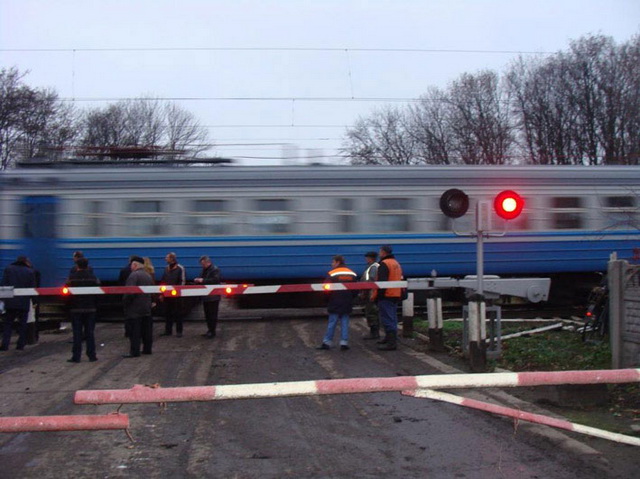 В Новой Водолаге автомобиль врезался в товарный поезд