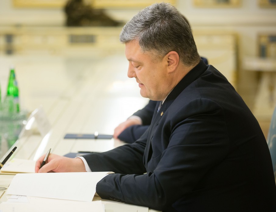Порошенко ввёл санкции против банков с российским капиталом Порошенко ввёл санкции против банков с российским капиталом