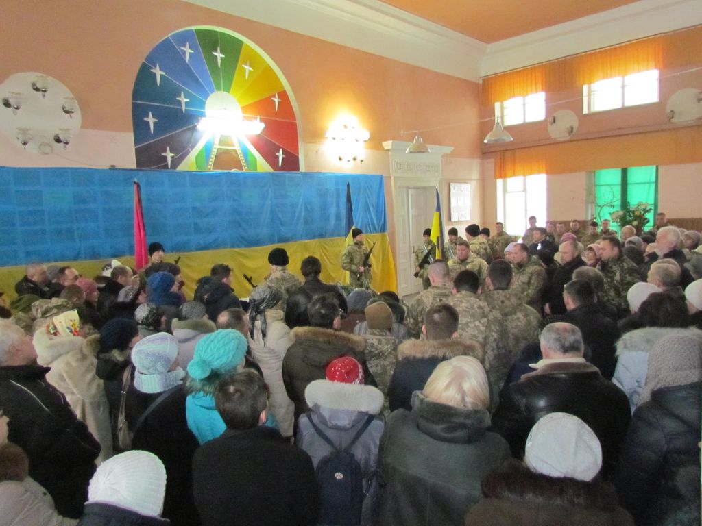 В Изюме попрощались с погибшим в АТО военным В Изюме попрощались с погибшим в АТО военным