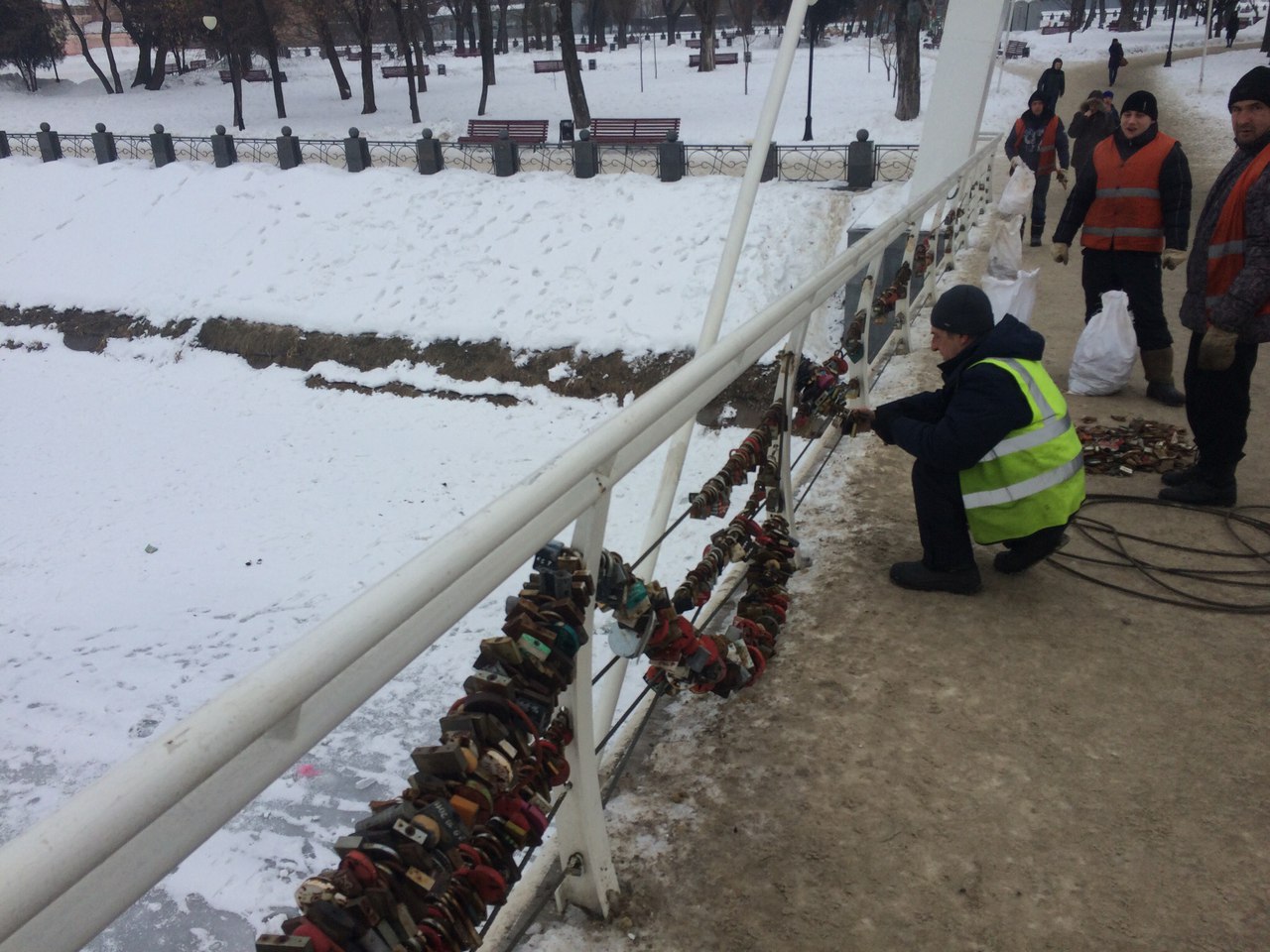 В сквере «Стрелка» сняли часть замков влюблённых