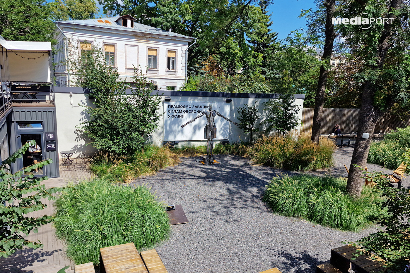 Скульптуру з уламків ракет можна отримати в подарунок за найбільший донат