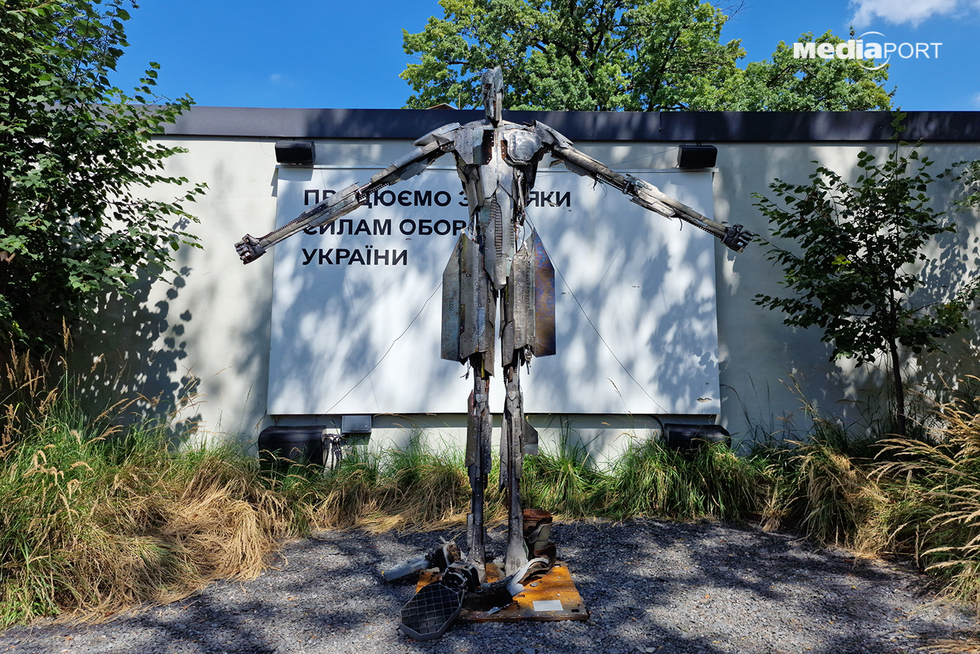 Скульптуру «Крилата ракета» встановили на території кафе «7-й склад»